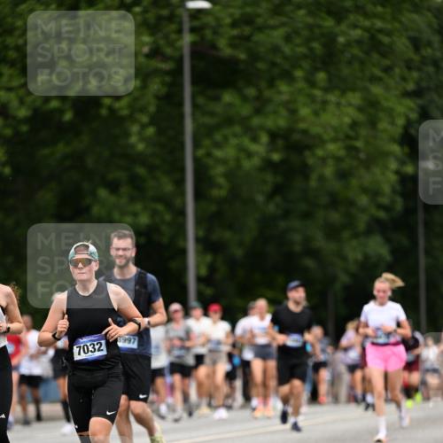 29.06.2025 - hella hamburg halbmarathon Dr. Thomas Lammeyer http://msf.ph/oto/8442005 29.06.2025 10:57:18 Kennedybrücke 2420, 2983, 2988, 3227, 3787, 4595, 6135, 6604, 7032, 7511, 7690, 7735, 7871, 9340, 9368, 10080, 10417, 10568, 10879, 10884, 10981 meine-sportfotos.de