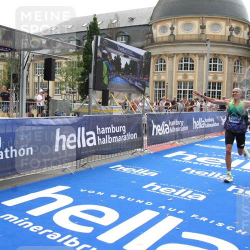 29.06.2025 - hella hamburg halbmarathon Michael Strokosch http://msf.ph/oto/8442016 29.06.2025 10:24:41 Ziel 2892, 14506 meine-sportfotos.de