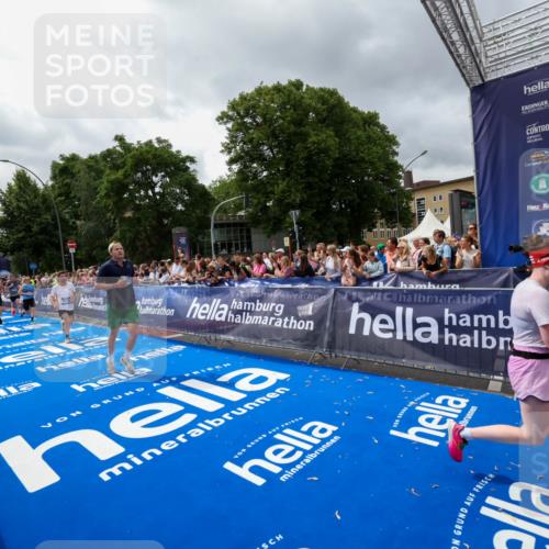 29.06.2025 - hella hamburg halbmarathon Zöllner http://msf.ph/oto/8442018 29.06.2025 10:56:24 Ziel 3048, 4029, 5672, 7547, 7742, 9622, 9903, 11231, 11309, 12348, 15300, 15818, 16375, 18117, 18495, 18652, 18741, 19152 meine-sportfotos.de