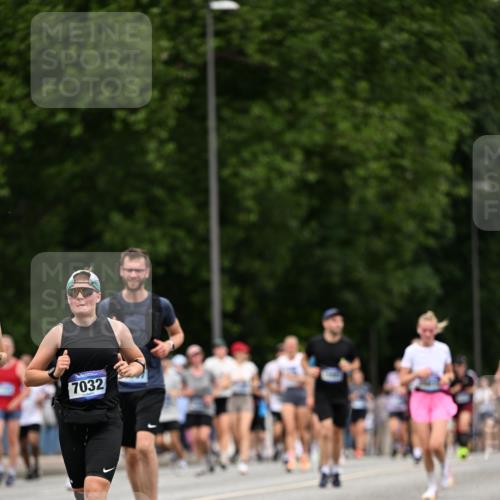 29.06.2025 - hella hamburg halbmarathon Dr. Thomas Lammeyer http://msf.ph/oto/8442020 29.06.2025 10:57:18 Kennedybrücke 2420, 2983, 2988, 3227, 3787, 4595, 6135, 6604, 7032, 7511, 7690, 7735, 7871, 9340, 9368, 10080, 10417, 10568, 10879, 10884, 10981 meine-sportfotos.de