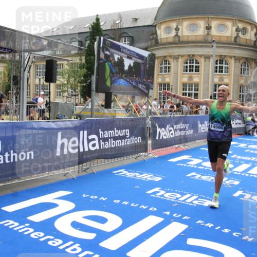 29.06.2025 - hella hamburg halbmarathon Michael Strokosch http://msf.ph/oto/8442027 29.06.2025 10:24:41 Ziel 2892, 14506 meine-sportfotos.de