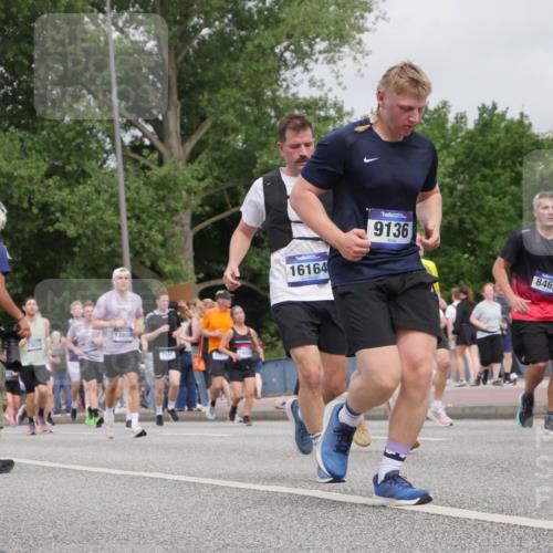 29.06.2025 - hella hamburg halbmarathon Luisa Fischer http://msf.ph/oto/8442034 29.06.2025 10:23:24 Kennedybrücke 13013, 12056, 16164, 9136, 8462, 5659, 1115, 1534, 4585, 4739, 5659, 5937, 7101, 7519, 7739, 7808, 8387, 8462, 8588, 9136, 9196, 9735, 10414, 10550, 10595 meine-sportfotos.de