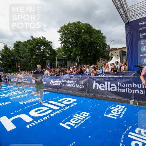 29.06.2025 - hella hamburg halbmarathon Zöllner http://msf.ph/oto/8442044 29.06.2025 10:56:24 Ziel 3048, 4029, 5672, 7547, 7742, 9622, 9903, 11231, 11309, 12348, 15300, 15818, 16375, 18117, 18495, 18652, 18741, 19152 meine-sportfotos.de