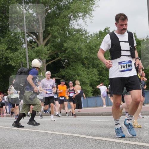 29.06.2025 - hella hamburg halbmarathon Luisa Fischer http://msf.ph/oto/8442047 29.06.2025 10:23:25 Kennedybrücke 1301, 1534, 2056, 101, 2064, 14024, 16164, 84, 1046, 1069, 1534, 4585, 5659, 5831, 5937, 7101, 7519, 7739, 7808, 8387, 8462, 8588, 9136, 9196, 9735, 10414, 10550, 10595 meine-sportfotos.de