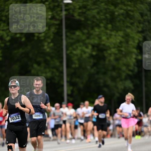29.06.2025 - hella hamburg halbmarathon Dr. Thomas Lammeyer http://msf.ph/oto/8442052 29.06.2025 10:57:19 Kennedybrücke 2420, 2983, 2988, 3227, 3787, 4595, 6135, 6604, 7032, 7511, 7690, 7735, 7871, 9340, 9368, 10080, 10417, 10568, 10879, 10884, 10981 meine-sportfotos.de