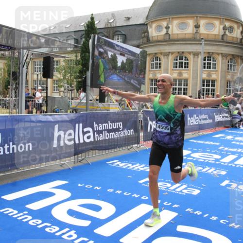 29.06.2025 - hella hamburg halbmarathon Michael Strokosch http://msf.ph/oto/8442065 29.06.2025 10:24:42 Ziel 2892, 14506 meine-sportfotos.de