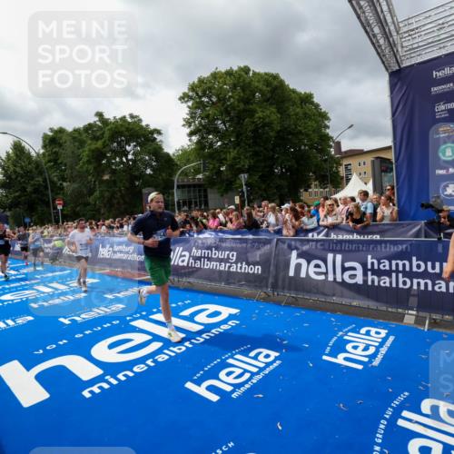 29.06.2025 - hella hamburg halbmarathon Zöllner http://msf.ph/oto/8442067 29.06.2025 10:56:24 Ziel 3048, 4029, 5672, 7547, 7742, 9622, 9903, 11231, 11309, 12348, 15300, 15818, 16375, 18117, 18495, 18652, 18741, 19152 meine-sportfotos.de