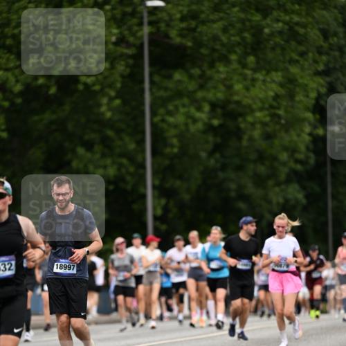 29.06.2025 - hella hamburg halbmarathon Dr. Thomas Lammeyer http://msf.ph/oto/8442072 29.06.2025 10:57:19 Kennedybrücke 2420, 2983, 2988, 3227, 3787, 4595, 6135, 6604, 7032, 7511, 7690, 7735, 7871, 9340, 9368, 10080, 10417, 10568, 10879, 10884, 10981 meine-sportfotos.de