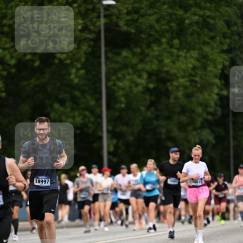 29.06.2025 - hella hamburg halbmarathon Dr. Thomas Lammeyer http://msf.ph/oto/8442092 29.06.2025 10:57:19 Kennedybrücke 2420, 2983, 2988, 3227, 3787, 4595, 6135, 6604, 7032, 7511, 7690, 7735, 7871, 9340, 9368, 10080, 10417, 10568, 10879, 10884, 10981 meine-sportfotos.de