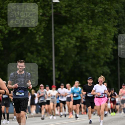 29.06.2025 - hella hamburg halbmarathon Dr. Thomas Lammeyer http://msf.ph/oto/8442116 29.06.2025 10:57:19 Kennedybrücke 2420, 2983, 2988, 3227, 3787, 4595, 6135, 6604, 7032, 7511, 7690, 7735, 7871, 9340, 9368, 10080, 10417, 10568, 10879, 10884, 10981 meine-sportfotos.de