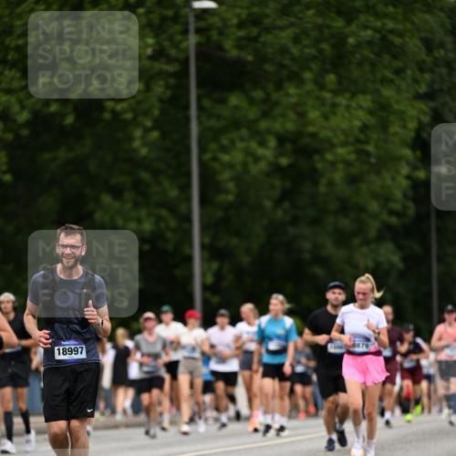 29.06.2025 - hella hamburg halbmarathon Dr. Thomas Lammeyer http://msf.ph/oto/8442133 29.06.2025 10:57:20 Kennedybrücke 2420, 2983, 2988, 3227, 3787, 4595, 6135, 6604, 7032, 7511, 7690, 7735, 7871, 9340, 9368, 10080, 10417, 10568, 10879, 10981 meine-sportfotos.de
