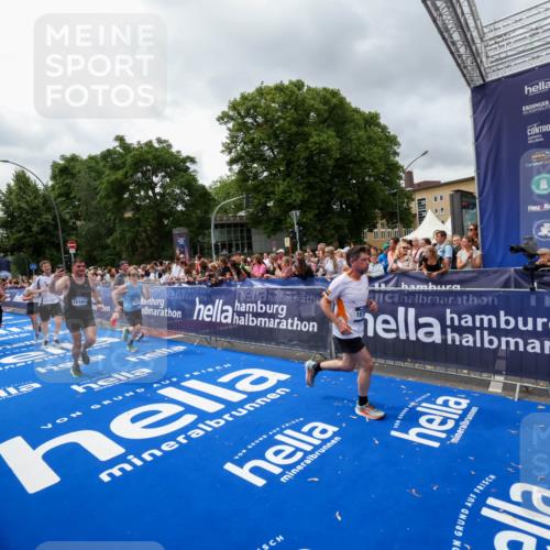 29.06.2025 - hella hamburg halbmarathon Zöllner http://msf.ph/oto/8442181 29.06.2025 10:56:26 Ziel 3048, 4029, 5672, 7547, 7742, 8863, 9622, 10665, 11231, 11309, 15300, 15818, 16375, 18117, 18495, 18652, 18741 meine-sportfotos.de