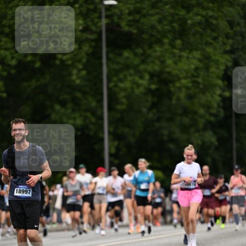 29.06.2025 - hella hamburg halbmarathon Dr. Thomas Lammeyer http://msf.ph/oto/8442185 29.06.2025 10:57:20 Kennedybrücke 2420, 2983, 2988, 3227, 3787, 4595, 6135, 6604, 7032, 7511, 7690, 7735, 7871, 9340, 9368, 10080, 10417, 10568, 10879, 10981 meine-sportfotos.de