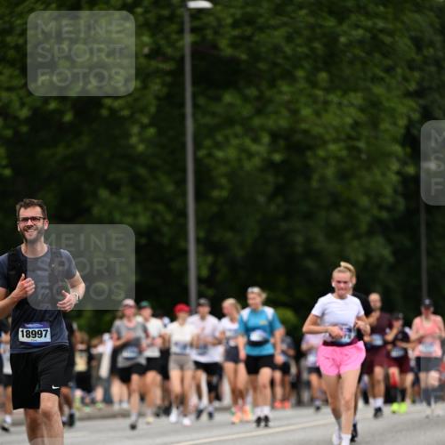 29.06.2025 - hella hamburg halbmarathon Dr. Thomas Lammeyer http://msf.ph/oto/8442198 29.06.2025 10:57:20 Kennedybrücke 2420, 2983, 2988, 3227, 3787, 4595, 6135, 6604, 7032, 7511, 7690, 7735, 7871, 9340, 9368, 10080, 10417, 10568, 10879, 10981 meine-sportfotos.de
