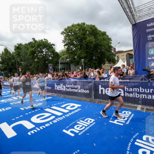 29.06.2025 - hella hamburg halbmarathon Zöllner http://msf.ph/oto/8442206 29.06.2025 10:56:26 Ziel 3048, 4029, 5672, 7547, 7742, 8863, 9622, 10665, 11231, 11309, 15300, 15818, 16375, 18117, 18495, 18652, 18741 meine-sportfotos.de