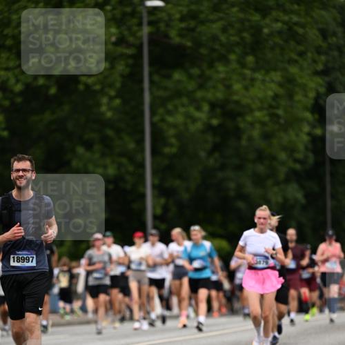 29.06.2025 - hella hamburg halbmarathon Dr. Thomas Lammeyer http://msf.ph/oto/8442213 29.06.2025 10:57:20 Kennedybrücke 2420, 2983, 2988, 3227, 3787, 4595, 6135, 6604, 7032, 7511, 7690, 7735, 7871, 9340, 9368, 10080, 10417, 10568, 10879, 10981 meine-sportfotos.de