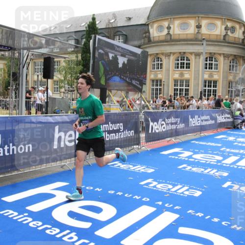 29.06.2025 - hella hamburg halbmarathon Michael Strokosch http://msf.ph/oto/8442215 29.06.2025 10:24:46 Ziel 1241, 2892, 18740 meine-sportfotos.de