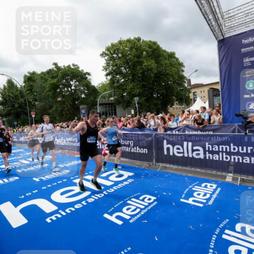 29.06.2025 - hella hamburg halbmarathon Zöllner http://msf.ph/oto/8442226 29.06.2025 10:56:27 Ziel 3048, 4029, 5672, 7742, 8863, 9622, 10665, 11231, 11309, 15300, 15818, 16375, 17734, 18117, 18495, 18652, 18741 meine-sportfotos.de