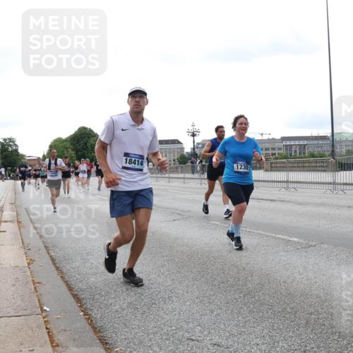 29.06.2025 - hella hamburg halbmarathon Lena Gebhardt http://msf.ph/oto/8442228 29.06.2025 10:29:33 Lombardsbrücke 18414, 1230, 1063, 1230, 1661, 2688, 2699, 3179, 3311, 3524, 4349, 4373, 4395, 5350, 6285, 6345, 6725, 7449, 7517, 7832, 8048, 8388, 8812, 9095, 9714, 9937, 10198, 10322, 10641, 10808, 10996, 11249, 11269, 11376, 11444, 11634, 11792, 11803, 11989, 12086, 12216, 12227, 12404, 12958, 13090, 13382, 13810, 14644, 15266, 15952, 15955, 16306, 16659, 16662, 16673, 16676, 17496, 17945, 18298, 18299, 18385, 18414 meine-sportfotos.de