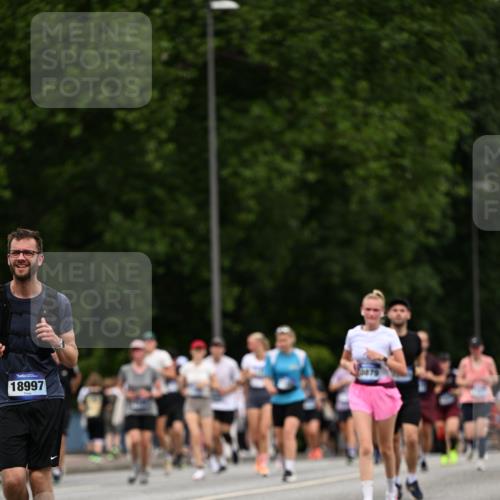 29.06.2025 - hella hamburg halbmarathon Dr. Thomas Lammeyer http://msf.ph/oto/8442229 29.06.2025 10:57:20 Kennedybrücke 2420, 2983, 2988, 3227, 3787, 4595, 6135, 6604, 7032, 7511, 7690, 7735, 7871, 9340, 9368, 10080, 10417, 10568, 10879, 10981 meine-sportfotos.de