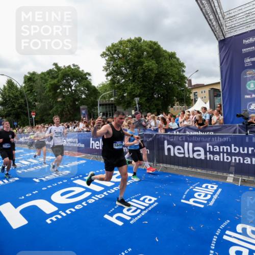 29.06.2025 - hella hamburg halbmarathon Zöllner http://msf.ph/oto/8442240 29.06.2025 10:56:27 Ziel 3048, 4029, 5672, 7742, 8863, 9622, 10665, 11231, 11309, 15300, 15818, 16375, 17734, 18117, 18495, 18652, 18741 meine-sportfotos.de