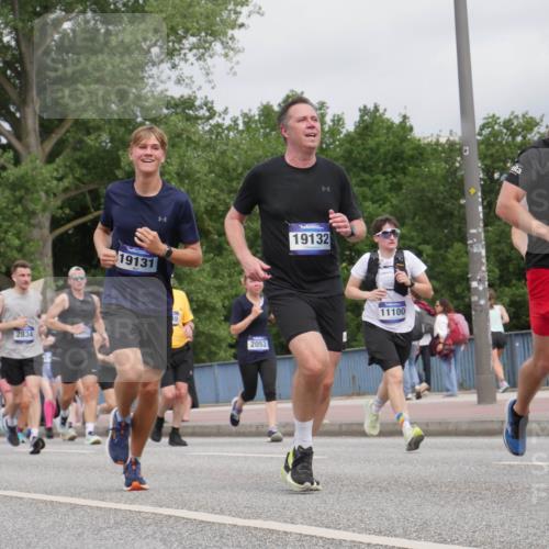 29.06.2025 - hella hamburg halbmarathon Luisa Fischer http://msf.ph/oto/8442248 29.06.2025 10:23:43 Kennedybrücke 145, 2834, 19131, 2053, 19132, 11100, 12977, 1011, 2053, 2064, 2834, 3842, 4166, 4288, 4754, 4869, 6951, 7131, 8025, 8738, 9873, 10039, 10041, 10613, 10647, 10754 meine-sportfotos.de