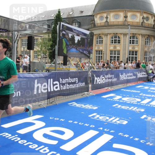 29.06.2025 - hella hamburg halbmarathon Michael Strokosch http://msf.ph/oto/8442250 29.06.2025 10:24:46 Ziel 1241, 2892, 18740 meine-sportfotos.de