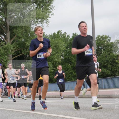 29.06.2025 - hella hamburg halbmarathon Luisa Fischer http://msf.ph/oto/8442255 29.06.2025 10:23:43 Kennedybrücke 1450, 2834, 145, 1915, 869, 2053, 19132, 12, 1011, 2053, 2064, 2834, 3842, 4166, 4288, 4754, 4869, 6951, 7131, 8025, 8738, 9873, 10039, 10041, 10613, 10647, 10754 meine-sportfotos.de