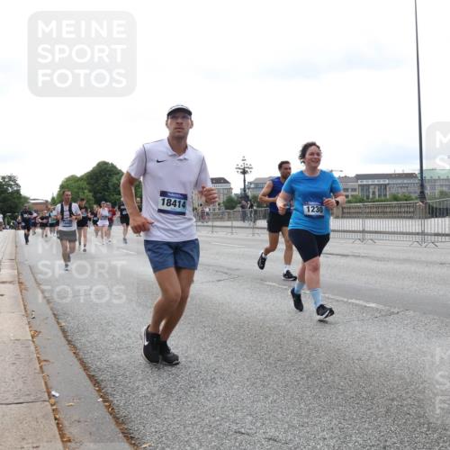 29.06.2025 - hella hamburg halbmarathon Lena Gebhardt http://msf.ph/oto/8442257 29.06.2025 10:29:33 Lombardsbrücke 18414, 1230, 1063, 1230, 1661, 2688, 2699, 3179, 3311, 3524, 4349, 4373, 4395, 5350, 6285, 6345, 6725, 7449, 7517, 7832, 8048, 8388, 8812, 9095, 9714, 9937, 10198, 10322, 10641, 10808, 10996, 11249, 11269, 11376, 11444, 11634, 11792, 11803, 11989, 12086, 12216, 12227, 12404, 12958, 13090, 13382, 13810, 14644, 15266, 15952, 15955, 16306, 16659, 16662, 16673, 16676, 17496, 17945, 18298, 18299, 18385, 18414 meine-sportfotos.de