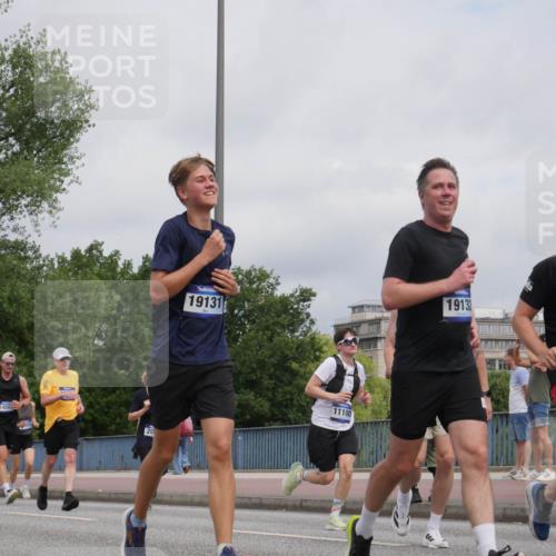 29.06.2025 - hella hamburg halbmarathon Luisa Fischer http://msf.ph/oto/8442262 29.06.2025 10:23:44 Kennedybrücke 2834, 14503, 20, 19131, 11100, 19132, 12977, 1011, 2053, 2064, 2834, 3842, 4154, 4166, 4288, 4754, 4869, 5181, 6951, 7131, 8025, 8738, 9873, 10039, 10613, 10647, 10754 meine-sportfotos.de