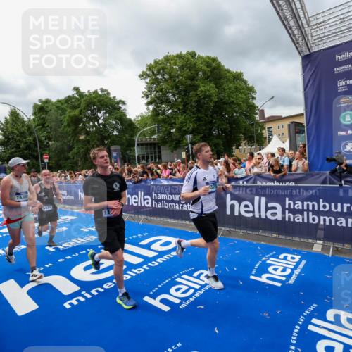 29.06.2025 - hella hamburg halbmarathon Zöllner http://msf.ph/oto/8442272 29.06.2025 10:56:28 Ziel 3048, 4029, 5672, 6399, 7742, 8863, 9622, 10665, 11231, 11309, 15300, 15818, 16257, 16375, 17734, 18117, 18495, 18652 meine-sportfotos.de