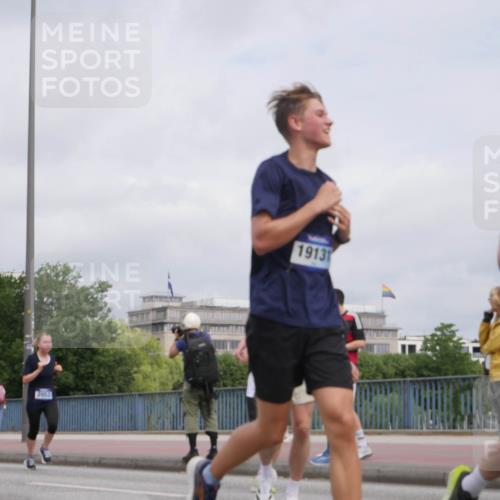 29.06.2025 - hella hamburg halbmarathon Luisa Fischer http://msf.ph/oto/8442274 29.06.2025 10:23:45 Kennedybrücke 10039, 2053, 19131, 19, 1011, 2053, 2834, 3842, 4154, 4166, 4288, 4754, 4869, 5181, 6951, 7131, 8025, 9011, 9873, 10039, 10613, 10647, 10754 meine-sportfotos.de