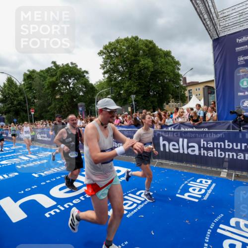 29.06.2025 - hella hamburg halbmarathon Zöllner http://msf.ph/oto/8442293 29.06.2025 10:56:29 Ziel 3048, 4029, 5672, 6399, 7742, 8863, 9622, 10665, 11231, 11309, 15300, 15407, 15818, 16257, 16261, 17268, 17734 meine-sportfotos.de