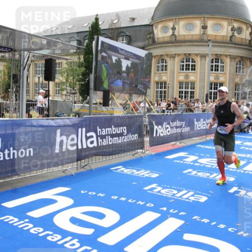 29.06.2025 - hella hamburg halbmarathon Michael Strokosch http://msf.ph/oto/8442294 29.06.2025 10:24:51 Ziel 1241, 1271, 7142, 11678, 13872, 16361, 18740 meine-sportfotos.de