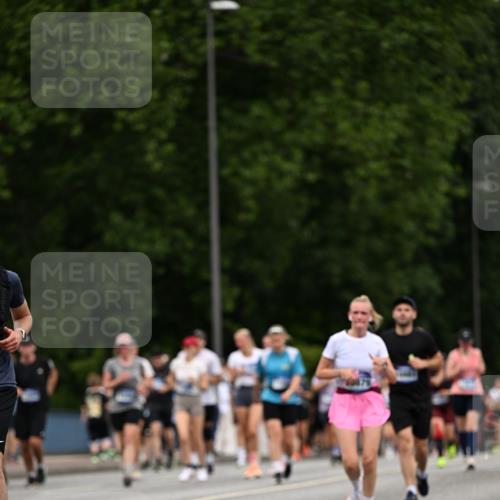 29.06.2025 - hella hamburg halbmarathon Dr. Thomas Lammeyer http://msf.ph/oto/8442296 29.06.2025 10:57:21 Kennedybrücke 2420, 2983, 2988, 3227, 4595, 6135, 6604, 7032, 7511, 7690, 7735, 7871, 9340, 9368, 10080, 10417, 10568, 10879, 10981 meine-sportfotos.de
