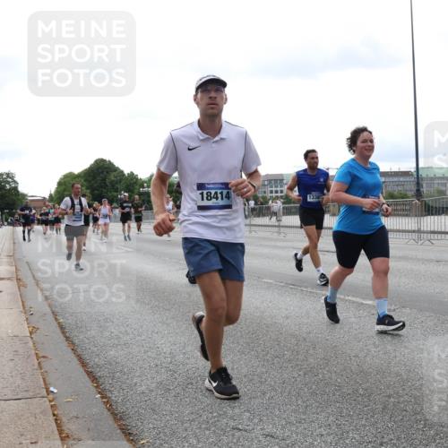 29.06.2025 - hella hamburg halbmarathon Lena Gebhardt http://msf.ph/oto/8442300 29.06.2025 10:29:33 Lombardsbrücke 18414, 13382, 1063, 1230, 1661, 2688, 2699, 3179, 3311, 3524, 4349, 4373, 4395, 5350, 6285, 6345, 6725, 7449, 7517, 7832, 8048, 8388, 8812, 9095, 9714, 9937, 10198, 10322, 10641, 10808, 10996, 11249, 11269, 11376, 11444, 11634, 11792, 11803, 11989, 12086, 12216, 12227, 12404, 12958, 13090, 13382, 13810, 14644, 15266, 15952, 15955, 16306, 16659, 16662, 16673, 16676, 17496, 17945, 18298, 18299, 18385, 18414 meine-sportfotos.de