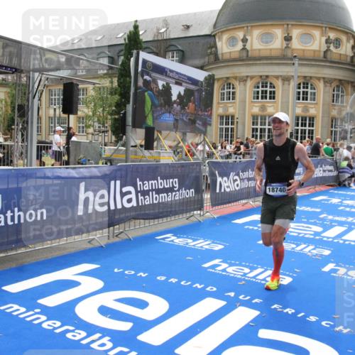 29.06.2025 - hella hamburg halbmarathon Michael Strokosch http://msf.ph/oto/8442317 29.06.2025 10:24:51 Ziel 1241, 1271, 7142, 11678, 13872, 16361, 18740 meine-sportfotos.de