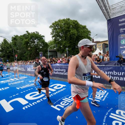 29.06.2025 - hella hamburg halbmarathon Zöllner http://msf.ph/oto/8442319 29.06.2025 10:56:29 Ziel 3048, 4029, 5672, 6399, 7742, 8863, 9622, 10665, 11231, 11309, 15300, 15407, 15818, 16257, 16261, 17268, 17734 meine-sportfotos.de