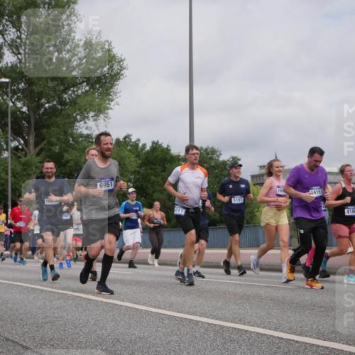 29.06.2025 - hella hamburg halbmarathon Luisa Fischer http://msf.ph/oto/8442322 29.06.2025 10:23:50 Kennedybrücke 166, 7987, 6951, 165, 5181, 017, 00, 4157, 4754, 4166, 1011, 2053, 2834, 3842, 4154, 4166, 4288, 4754, 4869, 5181, 5811, 5812, 6608, 6844, 6951, 8940, 9005, 9011, 9236, 10039 meine-sportfotos.de
