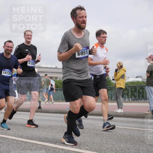 29.06.2025 - hella hamburg halbmarathon Luisa Fischer http://msf.ph/oto/8442350 29.06.2025 10:23:52 Kennedybrücke 16135, 4288, 6951, 16, 1011, 2053, 2101, 2834, 4154, 4166, 4288, 4754, 4869, 5181, 5811, 5812, 6608, 6844, 6951, 8113, 8146, 8940, 9005, 9011, 9236, 9981, 10039 meine-sportfotos.de