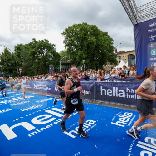 29.06.2025 - hella hamburg halbmarathon Zöllner http://msf.ph/oto/8442360 29.06.2025 10:56:29 Ziel 3048, 4029, 5672, 6399, 7742, 8863, 9622, 10665, 11231, 11309, 15300, 15407, 15818, 16257, 16261, 17268, 17734 meine-sportfotos.de