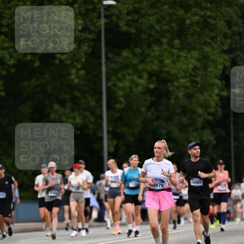 29.06.2025 - hella hamburg halbmarathon Dr. Thomas Lammeyer http://msf.ph/oto/8442364 29.06.2025 10:57:22 Kennedybrücke 2420, 2983, 2988, 3227, 4595, 6135, 6604, 7032, 7511, 7690, 7735, 7871, 9340, 9368, 10080, 10417, 10568, 10879, 10981 meine-sportfotos.de