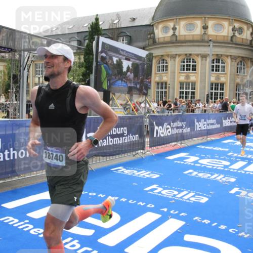 29.06.2025 - hella hamburg halbmarathon Michael Strokosch http://msf.ph/oto/8442368 29.06.2025 10:24:52 Ziel 1241, 1271, 7142, 11678, 13872, 14836, 16361, 18740 meine-sportfotos.de