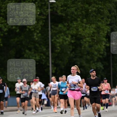 29.06.2025 - hella hamburg halbmarathon Dr. Thomas Lammeyer http://msf.ph/oto/8442377 29.06.2025 10:57:22 Kennedybrücke 2420, 2983, 2988, 3227, 4595, 6135, 6604, 7032, 7511, 7690, 7735, 7871, 9340, 9368, 10080, 10417, 10568, 10879, 10981 meine-sportfotos.de