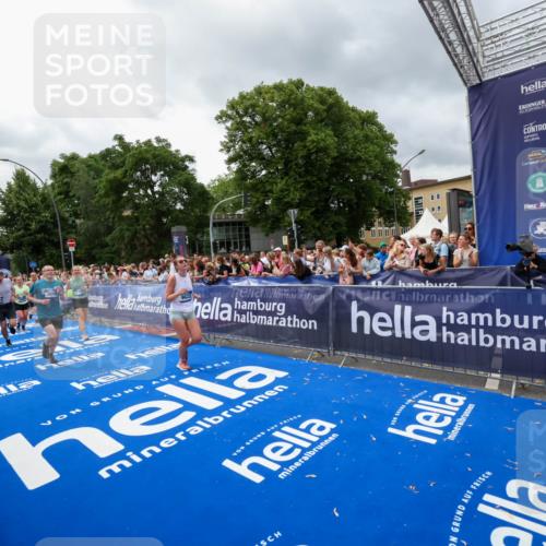 29.06.2025 - hella hamburg halbmarathon Zöllner http://msf.ph/oto/8442381 29.06.2025 10:56:30 Ziel 1583, 3048, 4029, 5672, 6399, 7742, 8863, 9622, 10665, 11231, 15407, 15818, 16257, 16261, 17268, 17734, 18746, 18835 meine-sportfotos.de