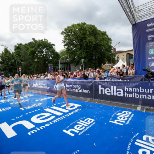 29.06.2025 - hella hamburg halbmarathon Zöllner http://msf.ph/oto/8442400 29.06.2025 10:56:30 Ziel 1583, 3048, 4029, 5672, 6399, 7742, 8863, 9622, 10665, 11231, 15407, 15818, 16257, 16261, 17268, 17734, 18746, 18835 meine-sportfotos.de