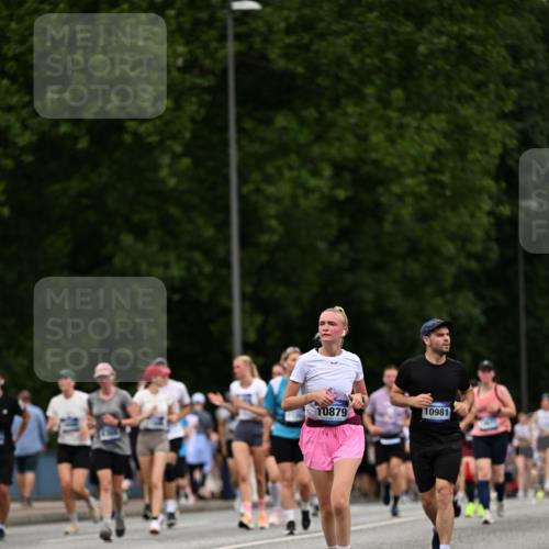 29.06.2025 - hella hamburg halbmarathon Dr. Thomas Lammeyer http://msf.ph/oto/8442409 29.06.2025 10:57:22 Kennedybrücke 2420, 2983, 2988, 3227, 4595, 6135, 6604, 7032, 7511, 7690, 7735, 7871, 9340, 9368, 10080, 10417, 10568, 10879, 10981 meine-sportfotos.de