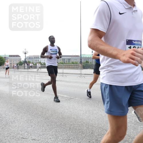 29.06.2025 - hella hamburg halbmarathon Lena Gebhardt http://msf.ph/oto/8442418 29.06.2025 10:29:34 Lombardsbrücke 16662, 16659, 1230, 1063, 1230, 1661, 2302, 2688, 2699, 3179, 3311, 3524, 4349, 4373, 4395, 5350, 6285, 6345, 6725, 7449, 7517, 7832, 8048, 8388, 8812, 9095, 9714, 9937, 10198, 10322, 10641, 10808, 10996, 11249, 11269, 11376, 11444, 11634, 11792, 11803, 11989, 12086, 12216, 12227, 12404, 12958, 13090, 13382, 13810, 14644, 15266, 15952, 15955, 16306, 16659, 16662, 16673, 16676, 17496, 17945, 18298, 18299, 18385, 18414 meine-sportfotos.de