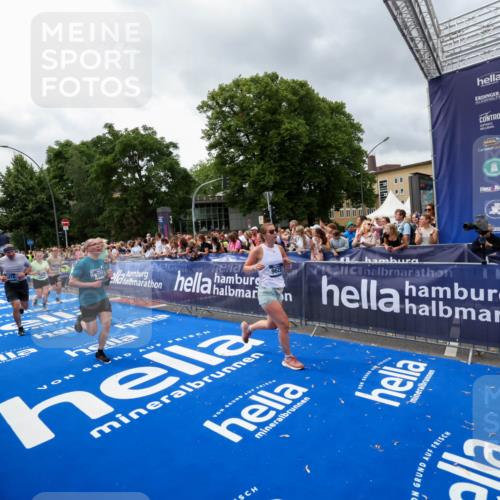 29.06.2025 - hella hamburg halbmarathon Zöllner http://msf.ph/oto/8442419 29.06.2025 10:56:31 Ziel 1583, 3048, 5744, 6399, 7742, 8863, 9622, 10093, 10665, 15407, 15818, 16257, 16261, 17268, 17734, 18746, 18835 meine-sportfotos.de