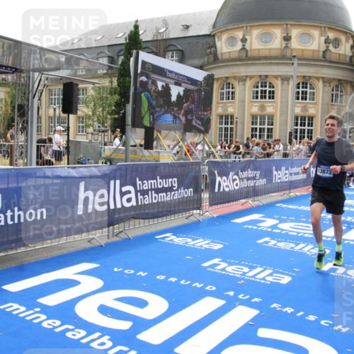29.06.2025 - hella hamburg halbmarathon Michael Strokosch http://msf.ph/oto/8442432 29.06.2025 10:24:55 Ziel 1241, 1271, 7142, 11678, 13872, 14836, 16361, 17752 meine-sportfotos.de